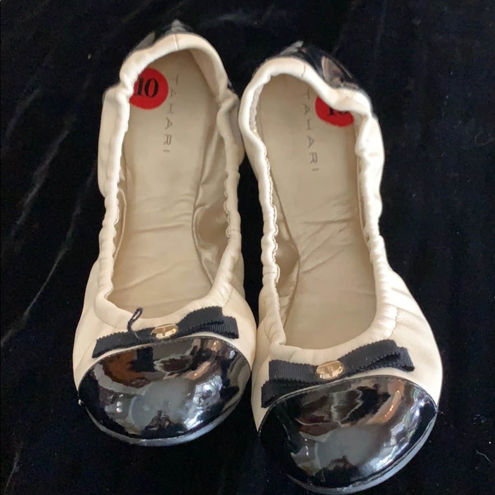 Chic black and beige leather Tahari flats